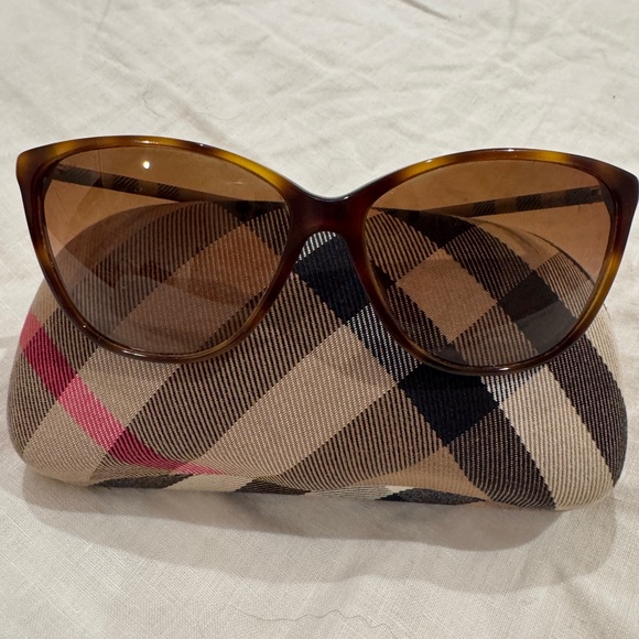 Stylish Brown Sunglasses with Case - Picture 1 of 8
